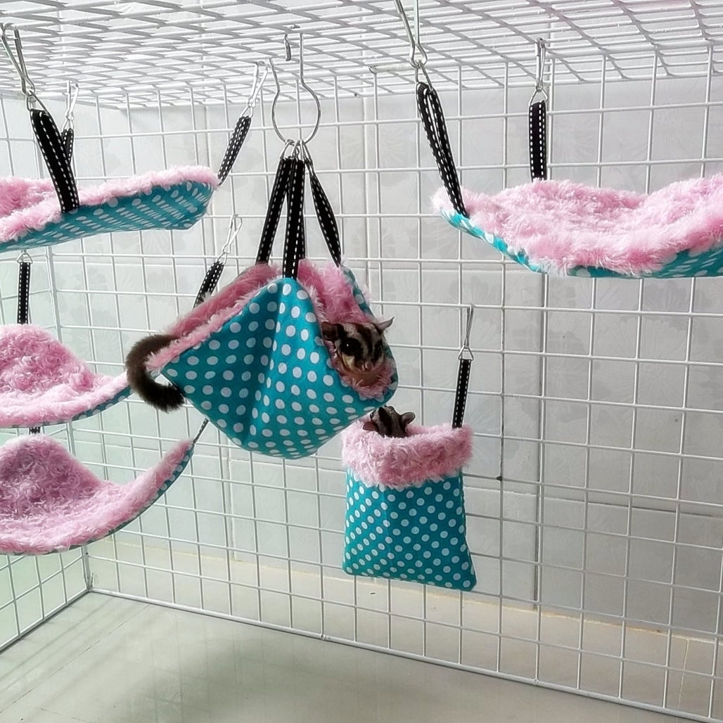 Вязаный гамак для крысы